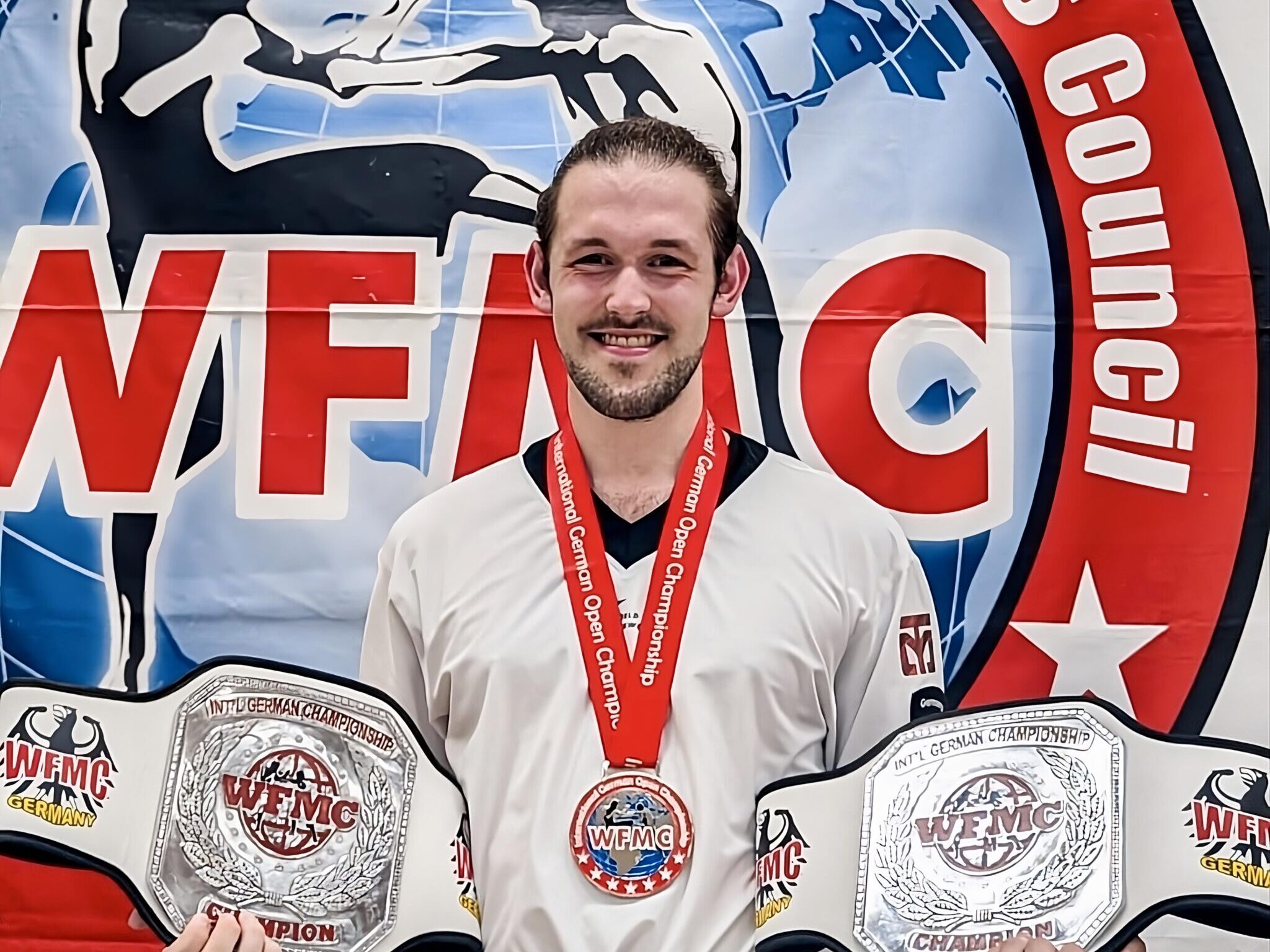 Cedric Feismann freut sich über seine Titelverteidigung bei einem Taekwondo-Turnier