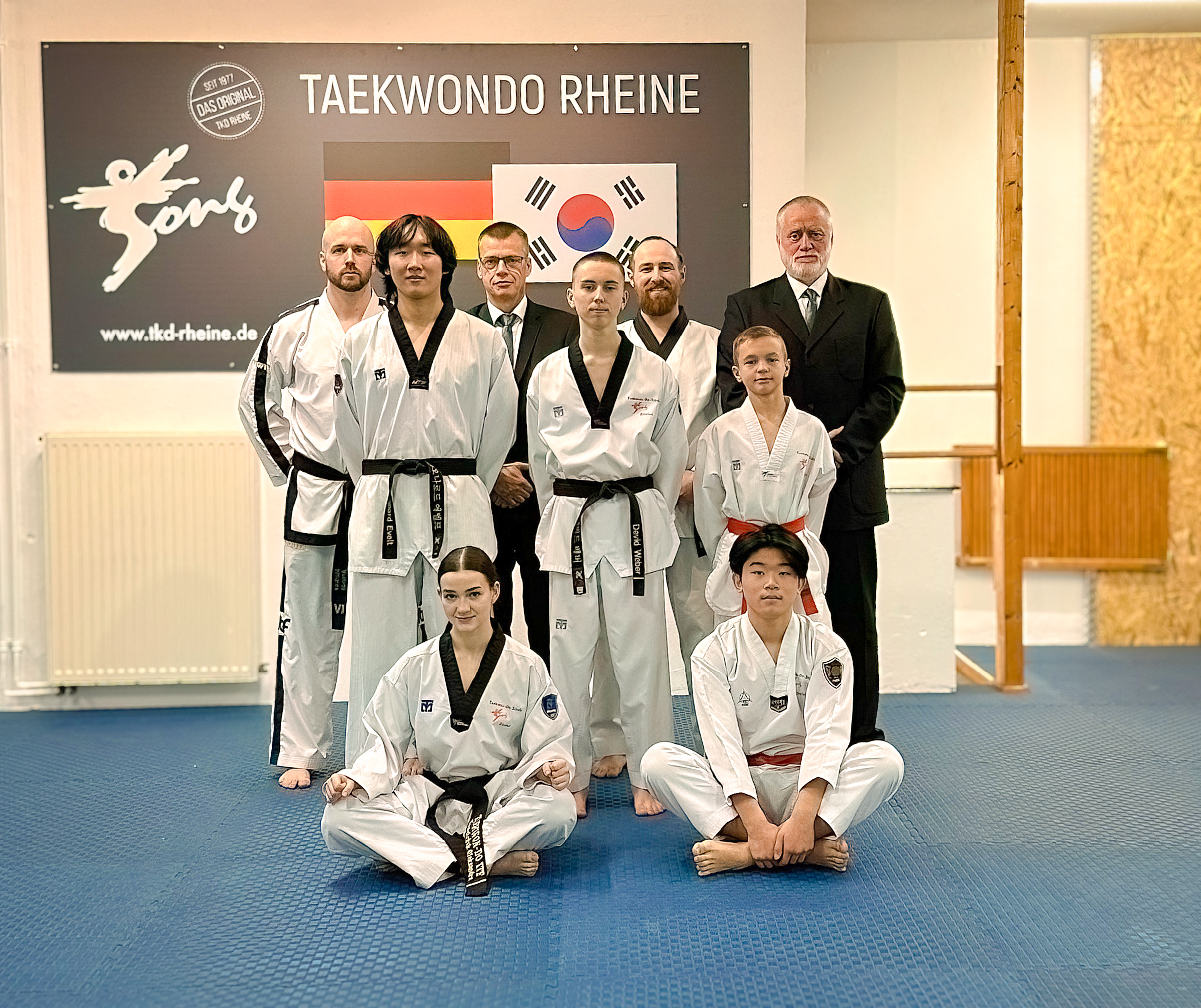 Erfolgreiche Teilnehmer einer Taekwondo-Prüfung zum Schwarzgurt