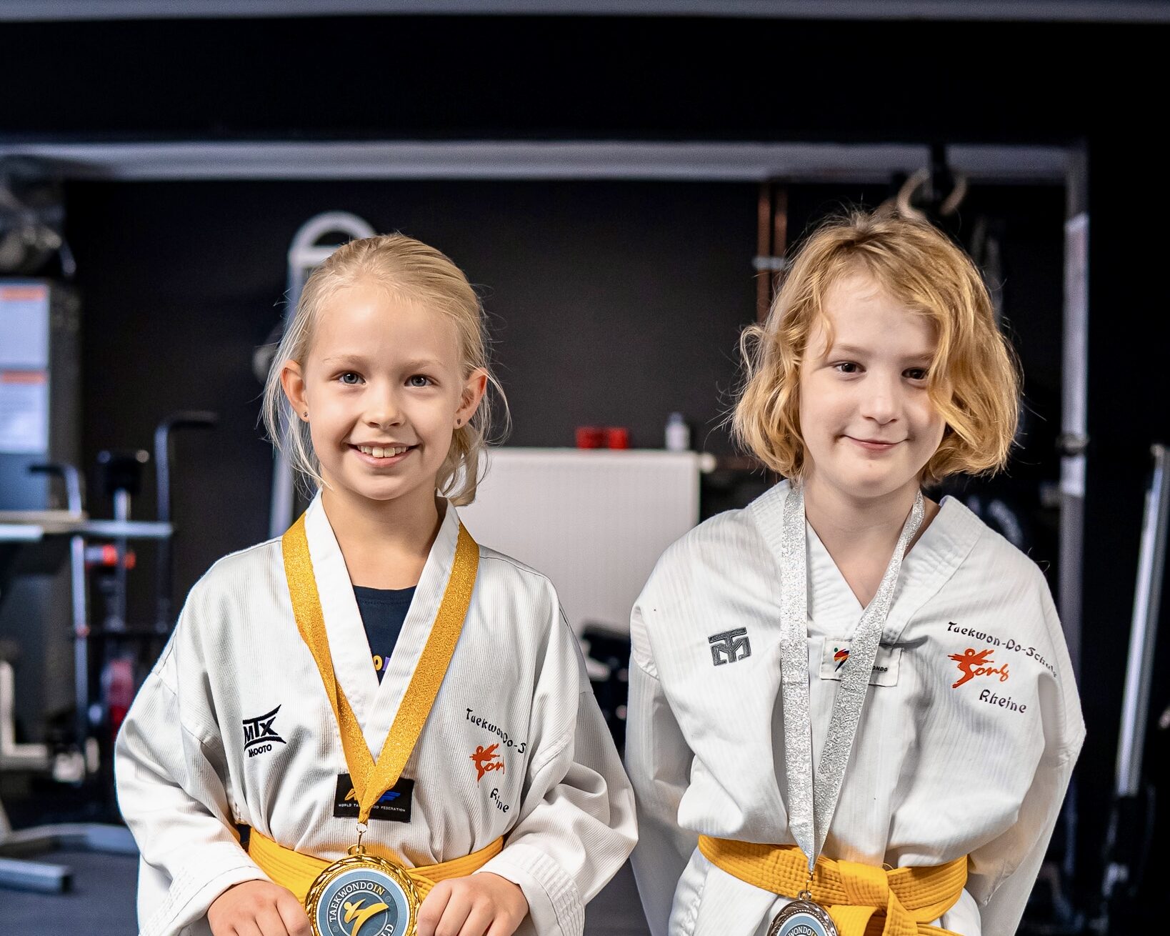 Zwei Maedchen bei der Siegerehrung eines Taekwondo-Turniers