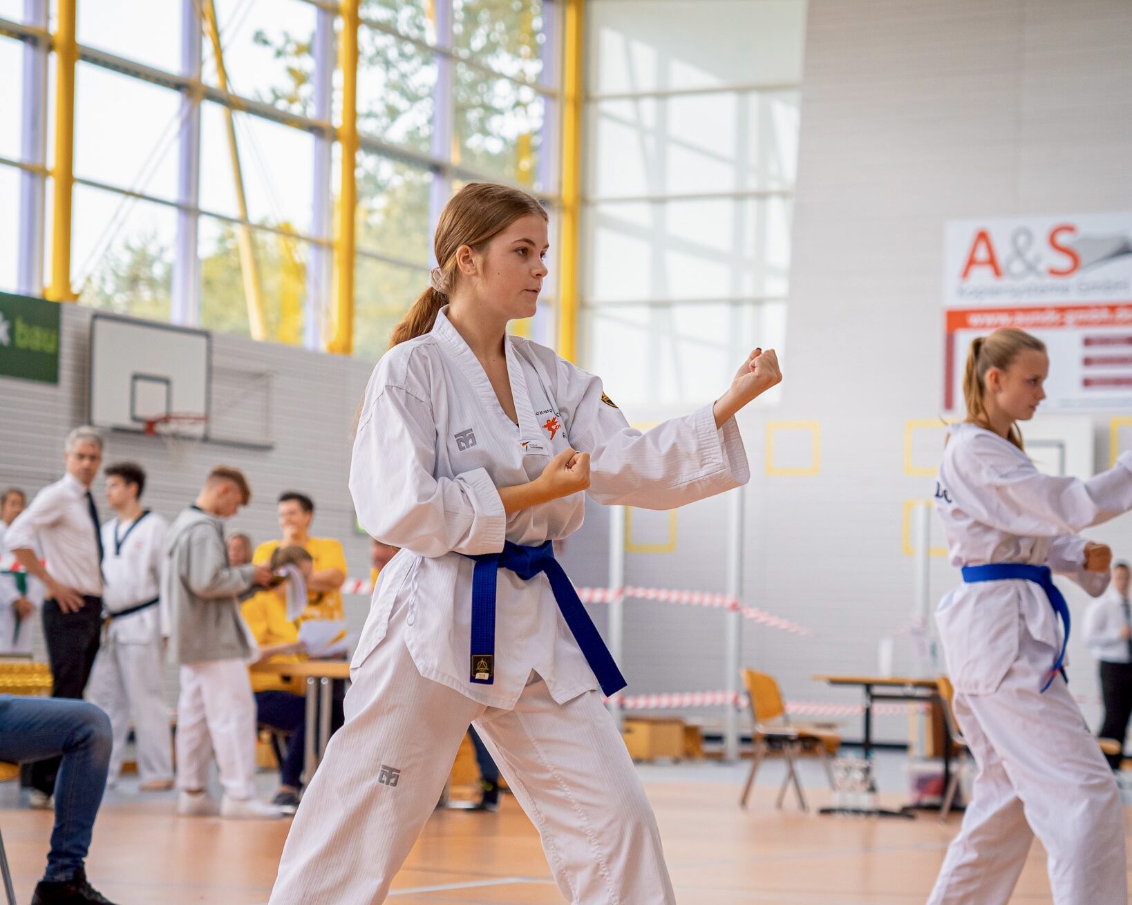 Ein Maedchen beim Formenlauf bei einem Taekwondo-Turnier