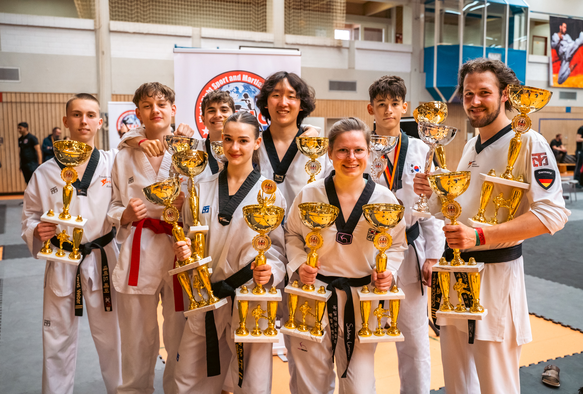 Erfolgreiche Sportlerinnen und Sportler mit ihren Pokalen bei den WFMC German Open Championships 2025